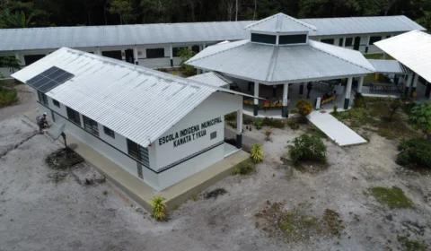 Placas de energia solar são instaladas em escolas ribeirinhas de Manaus
