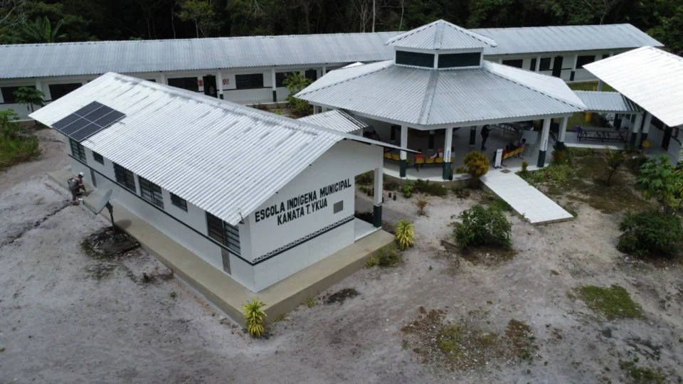 Placas de energia solar são instaladas em escolas ribeirinhas de Manaus