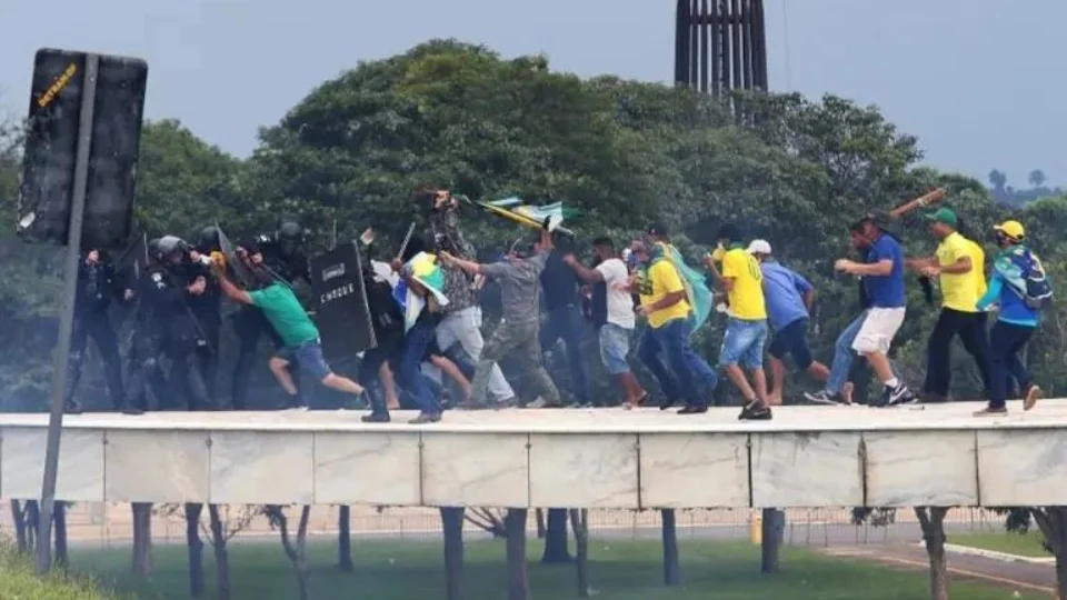 STF tem oito votos para tornar réus 100 envolvidos em atos golpistas