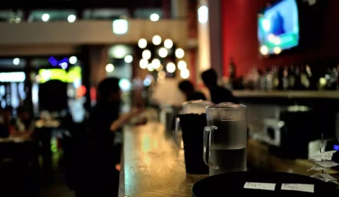 Briga entre amigos em bar termina com homem esfaqueado em Manaus