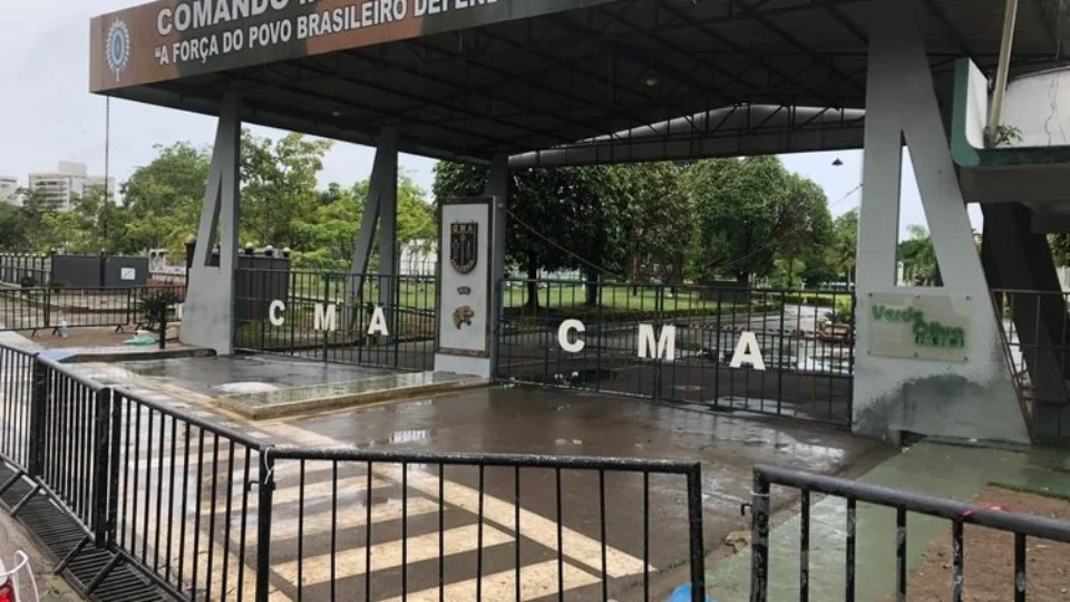 Barreira é colocada na frente do CMA após retirada de manifestantes em Manaus