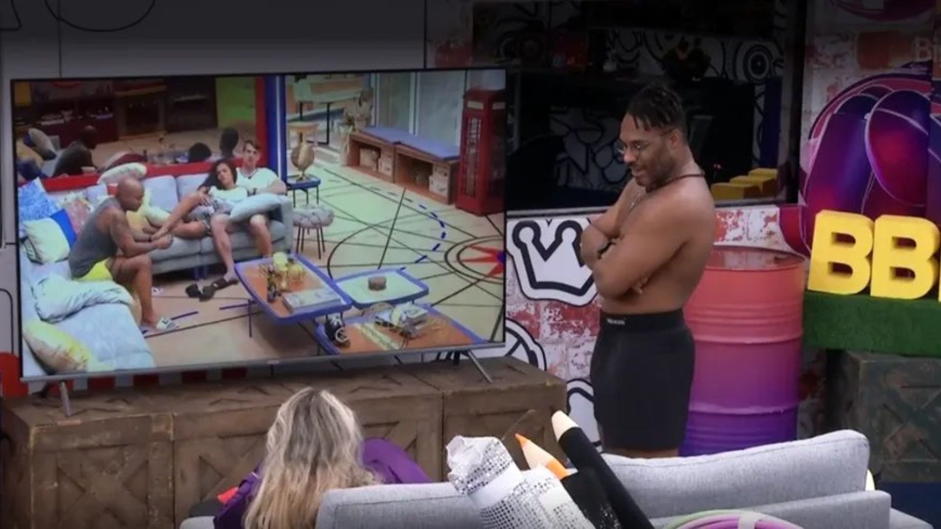 BBB - Fred e Marília assistem os brothers no Quarto Secreto - Foto: Reprodução/TV Globo