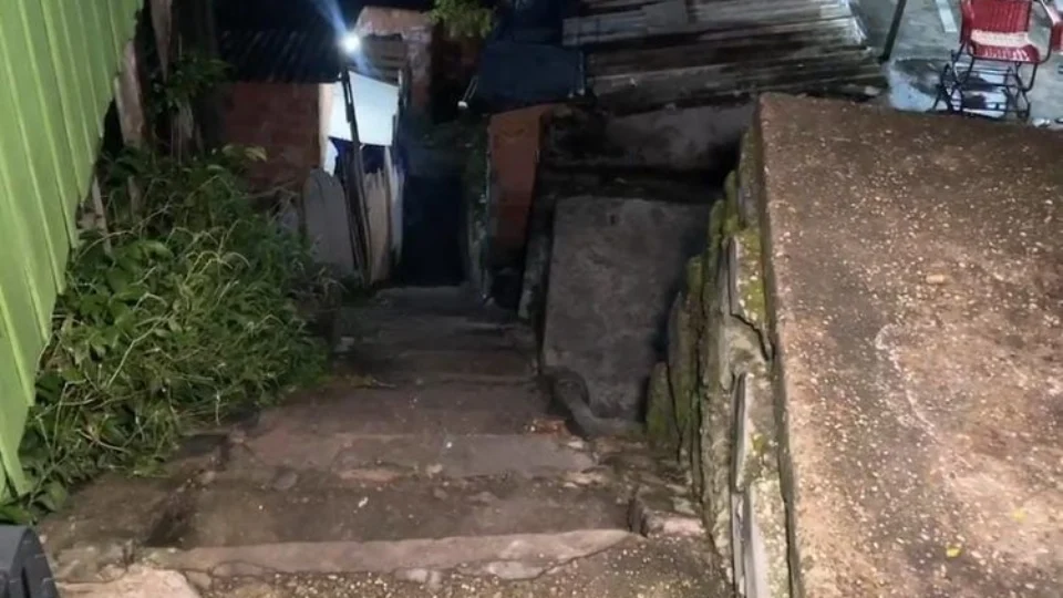 Suspeitos armados invadem beco e atiram em homem na Zona Centro-Oeste de Manaus