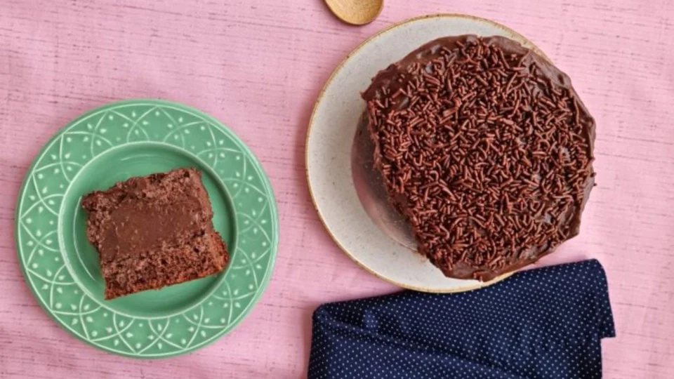 Receita Fácil – Bolo gelado de chocolate: opção pronta em apenas 80 minutos