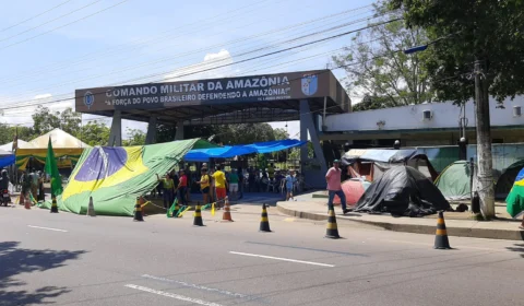 Bolsonaristas se mantêm em frente ao CMA, em Manaus; veja imagens