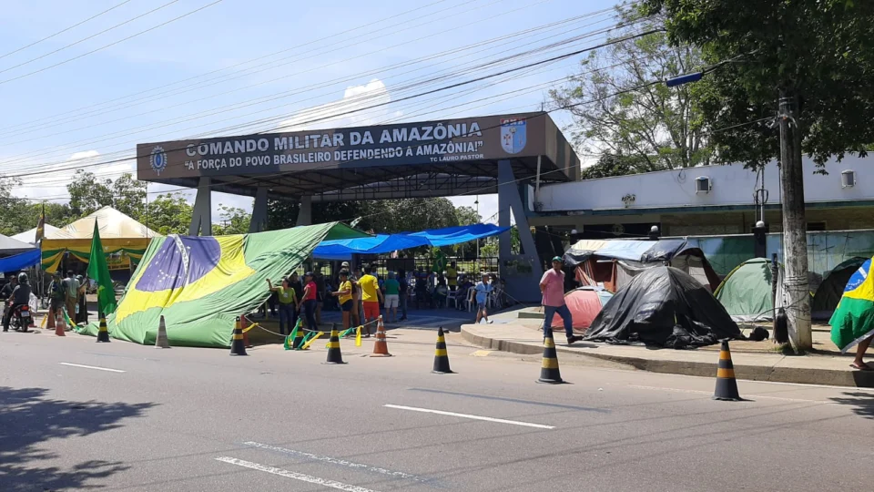 Bolsonaristas se mantêm em frente ao CMA, em Manaus; veja imagens