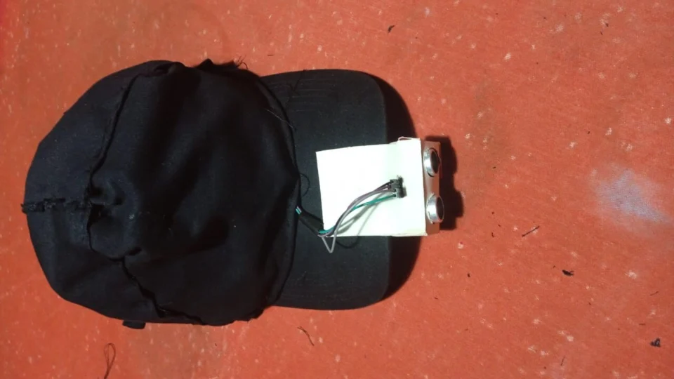 Alunos criam boné automatizado para auxiliar deficientes visuais no AM