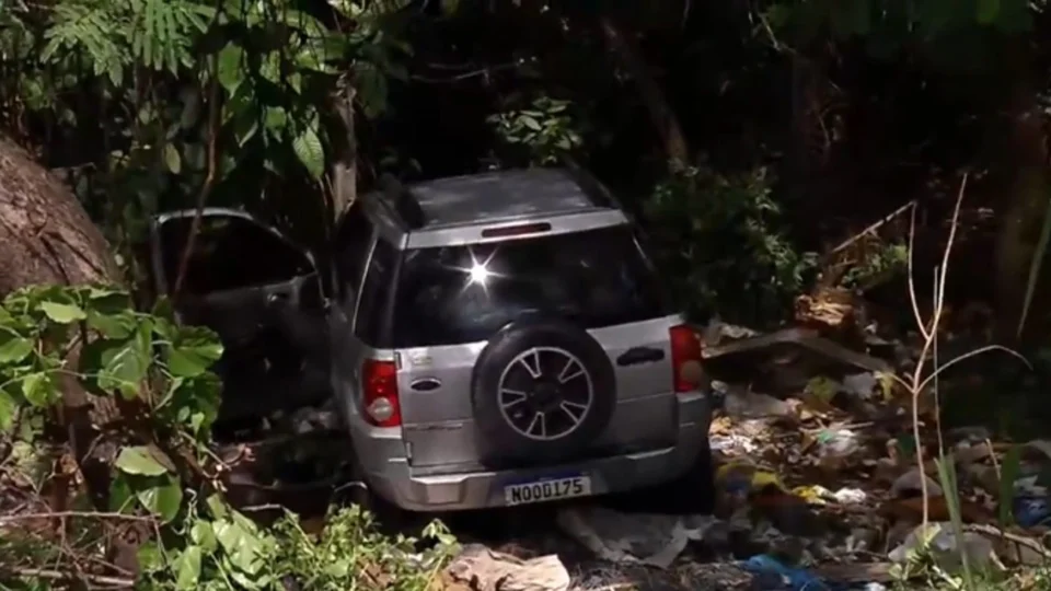 Motorista morre após carro cair em barranco na Zona Leste de Manaus