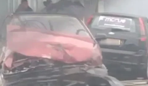 Carro fica destruído após grave acidente na Zona Sul de Manaus