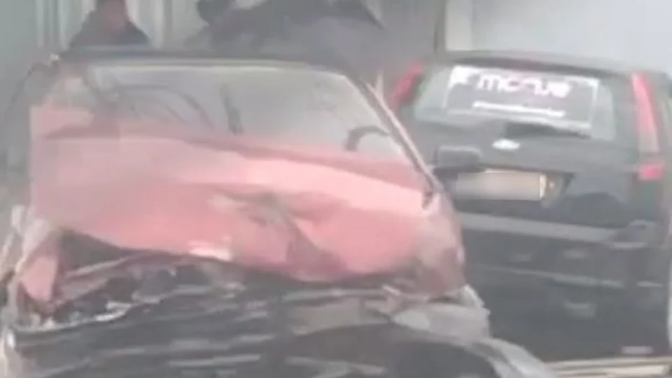 Carro fica destruído após grave acidente na Zona Sul de Manaus