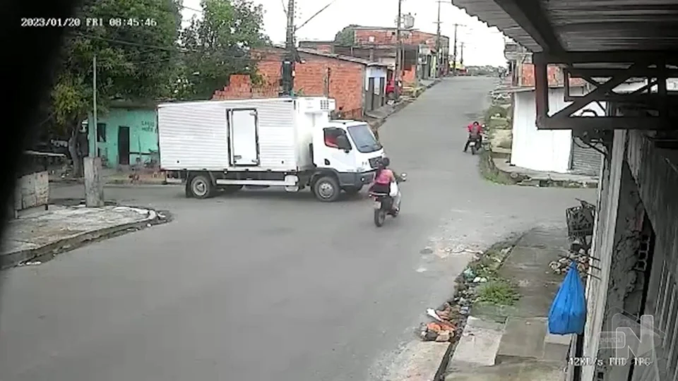 VÍDEO: casal morre após caminhão colidir em motocicleta na Zona Leste de Manaus
