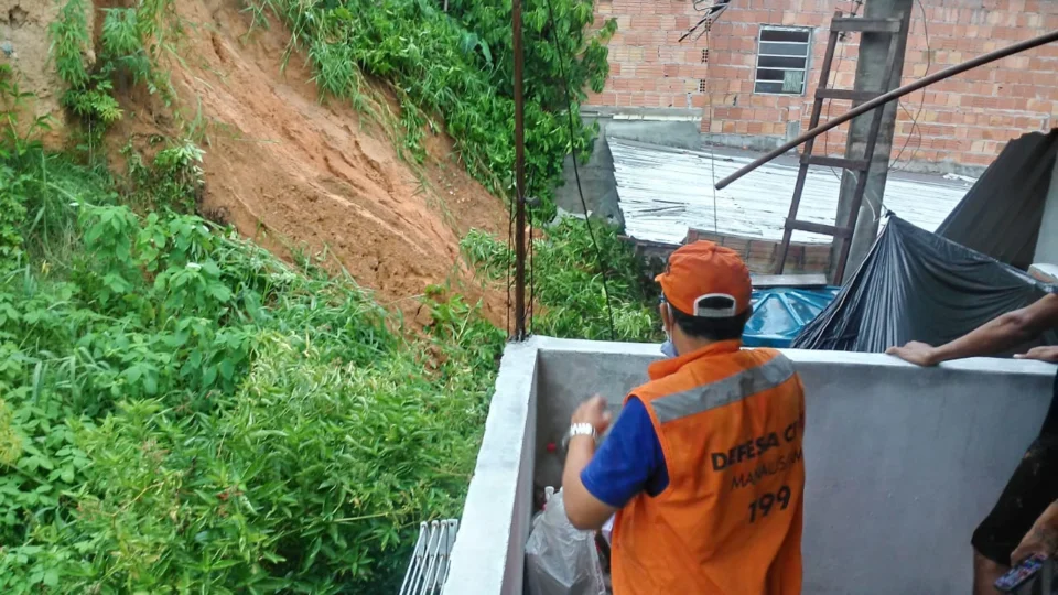 Manaus registra ocorrências de deslizamento e risco de desabamento durante chuva