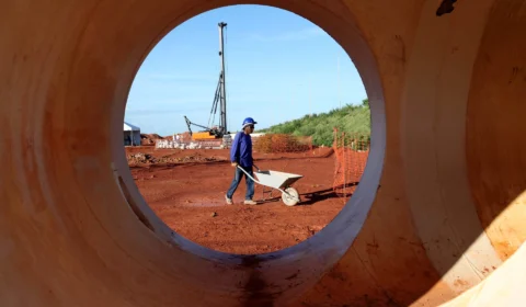 Altas taxas de juros preocupa setor da construção civil, diz CNI