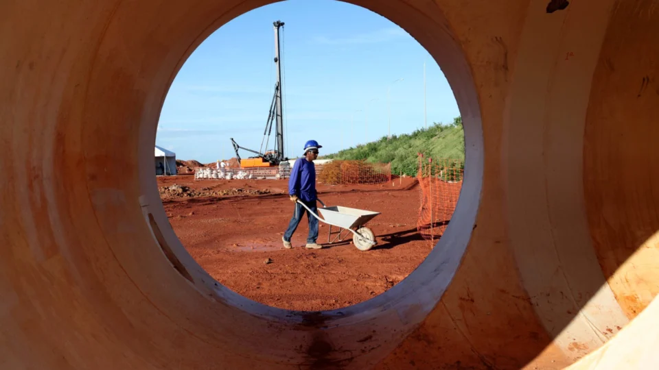 Altas taxas de juros preocupa setor da construção civil, diz CNI