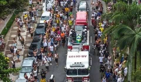 Velório de Pelé é encerrado após visita de 230 mil pessoas, e caixão percorre ruas de Santos-SP