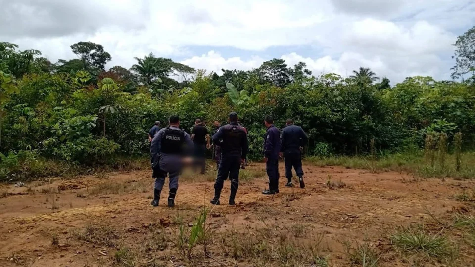 VÍDEO: corpo sem olhos é achado perto de cemitério de Coari, interior do AM