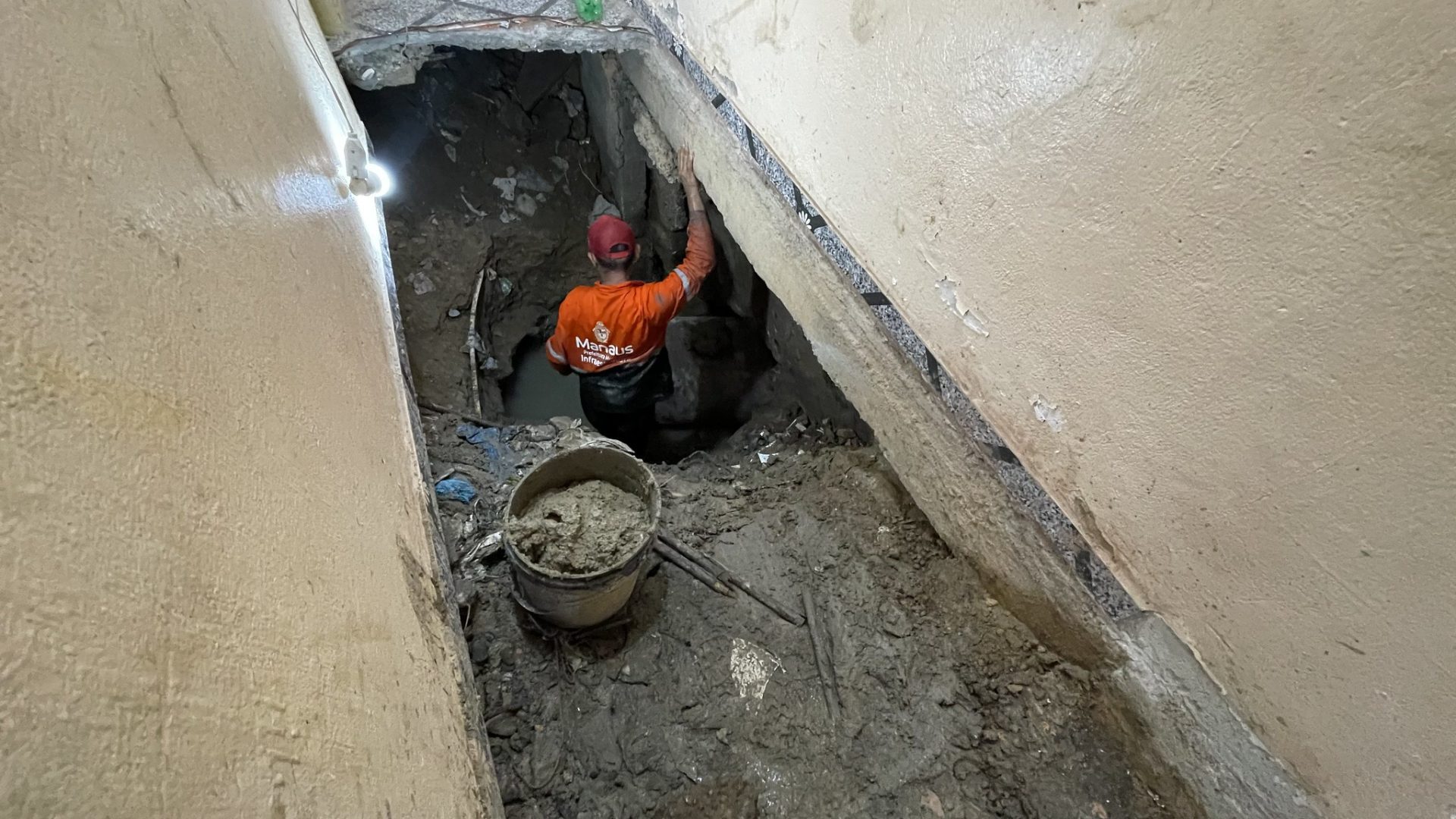 Corredor da residência ficou totalmente destruído - Foto: Divulgação/Seminf