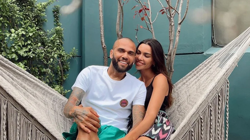 ‘Não deturpem’, diz mulher de Daniel Alves ao negar apoio a jogador