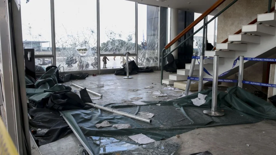 ‘Dia do Patriota’: feriado em Porto Alegre relembra atos antidemocráticos