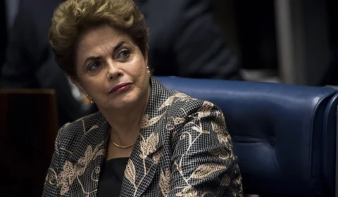 Apoiadores de Lula pedem que Dilma passe a faixa presidencial em Brasília