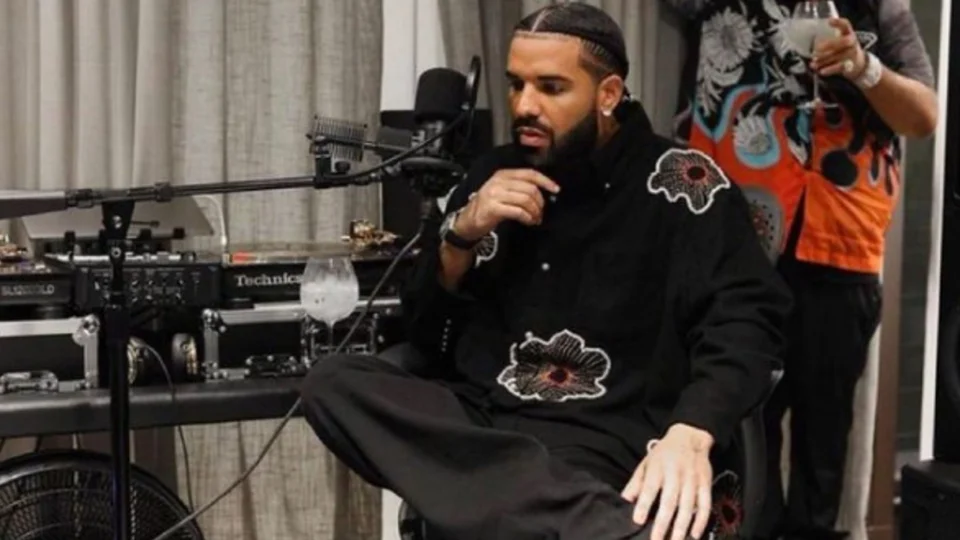 Drake faz show depois de cinco anos e anuncia novas músicas