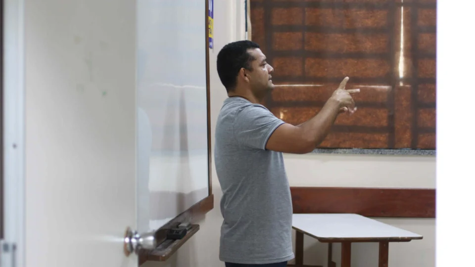 Escola tem vagas abertas para alunos com deficiência auditiva em Manaus