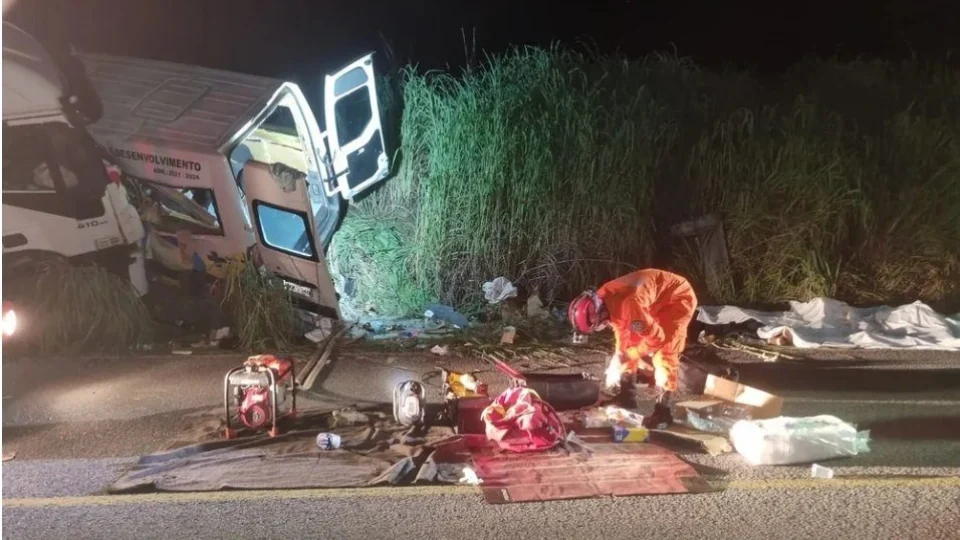 Acidente com van e caminhão deixa 12 mortos na rodovia 280, no Tocantins