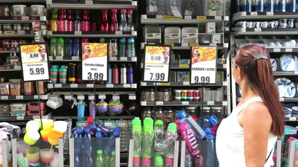 Intenção de consumo das famílias sobe 1,3% em janeiro, diz CNC