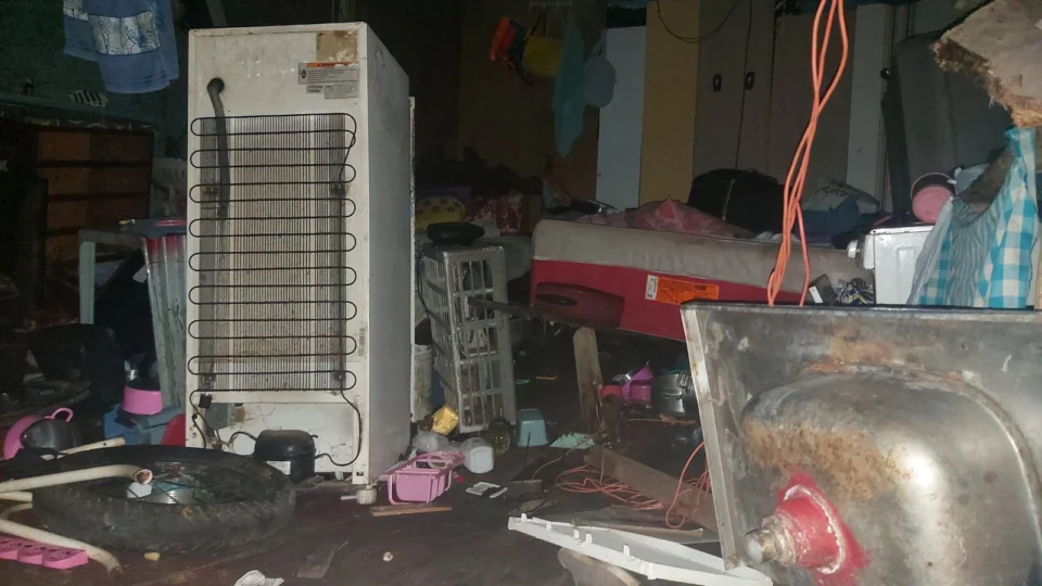 Casa desaba na Comunidade da Sharp, na Zona Leste de Manaus