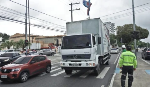 Fiscalização de trânsito autua 65 caminhões na av. Ephigênio Salles em Manaus