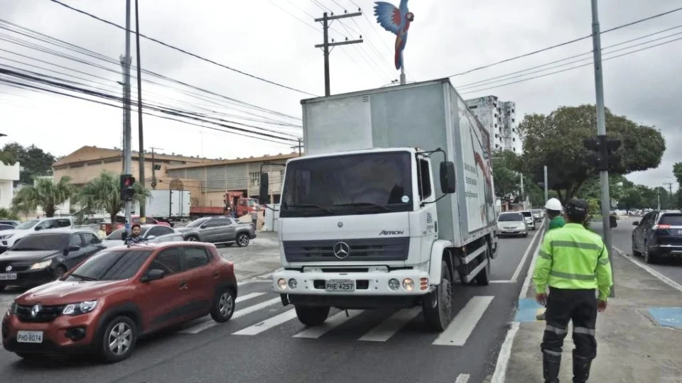 Fiscalização de trânsito autua 65 caminhões na av. Ephigênio Salles em Manaus