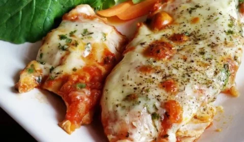 Receita Fácil – Frango à pizzaiolo: prato simples pronto em apenas 20 minutos