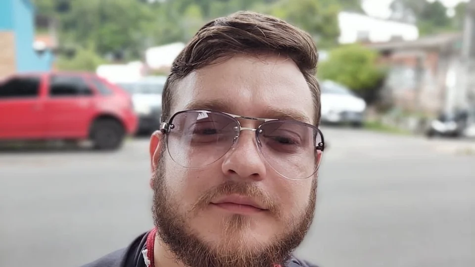 Cantor é morto a tiros em frente da família após retornar de viagem para Manaus