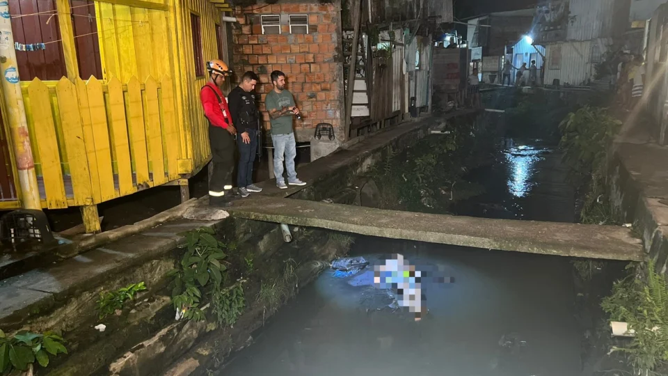 Homem é alvejado a tiros e cai morto dentro de igarapé na Compensa, em Manaus