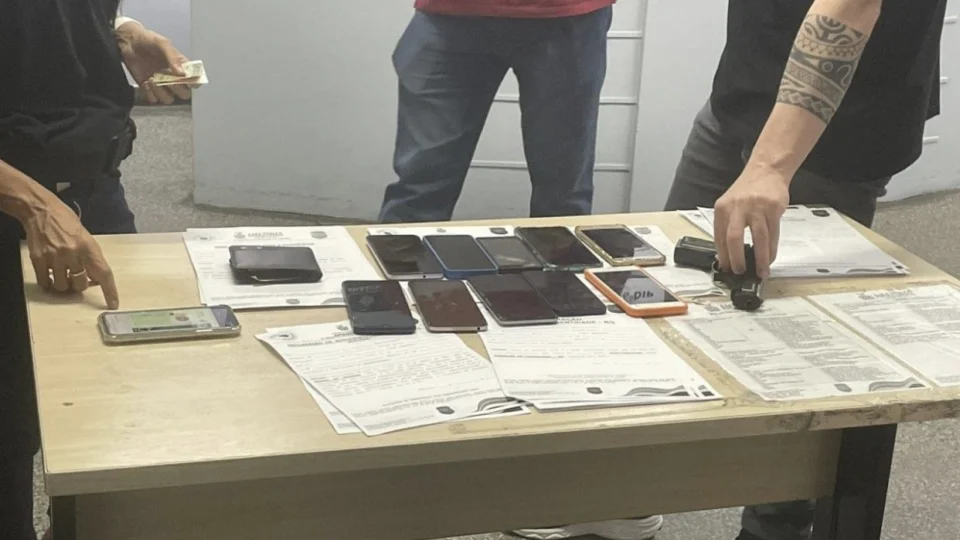 Assaltantes são presos após fazerem arrastão e roubarem 10 celulares em Manaus