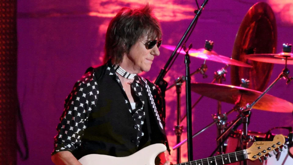 Jeff Beck, ex-guitarrista dos Yardbirds, morre aos 78 anos nos EUA
