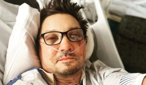 Ator Jeremy Renner publica foto no hospital após acidente nos EUA