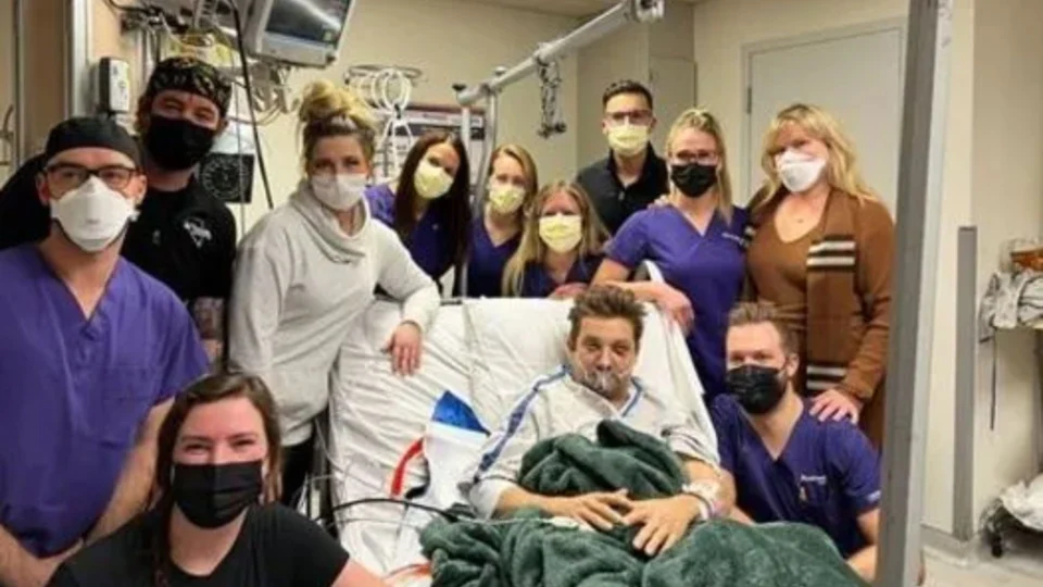 Ator Jeremy Renner comemora aniversário no hospital e agradece equipe da UTI