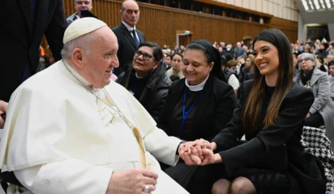 Amazonense Letícia Frota, Miss Brasil Mundo, encontra com o Papa Francisco