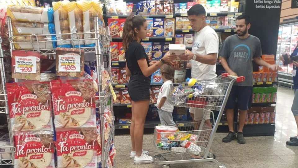 Luis Suárez estreia pelo Grêmio com três gols e vai fazer compras em mercado