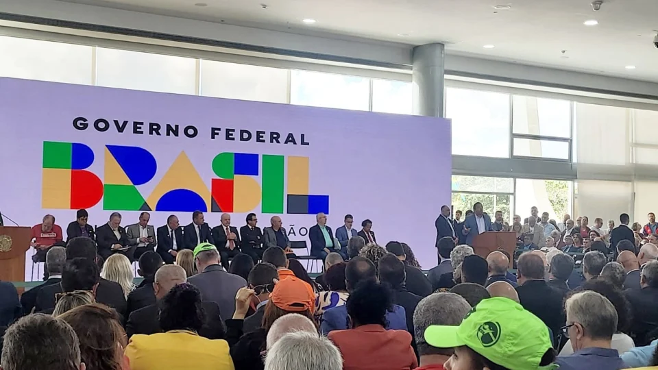 ‘Não queremos trabalhador eterno fazedor de bico’, diz Lula a sindicalistas