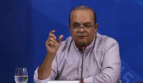 PGR cumpre mandados de busca e apreensão na casa de Ibaneis Rocha, no DF