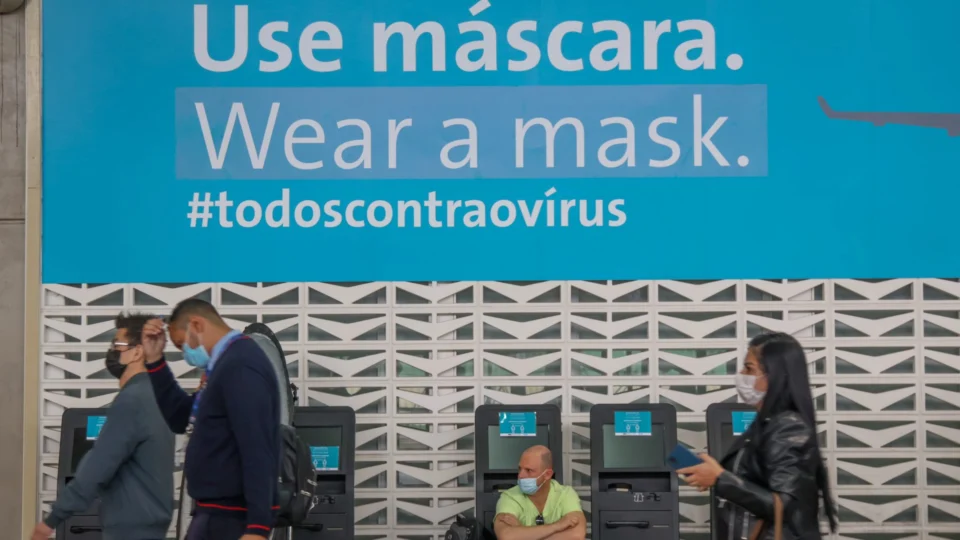 OMS recomenda uso de máscaras contra nova variante da Covid-19 durante viagem