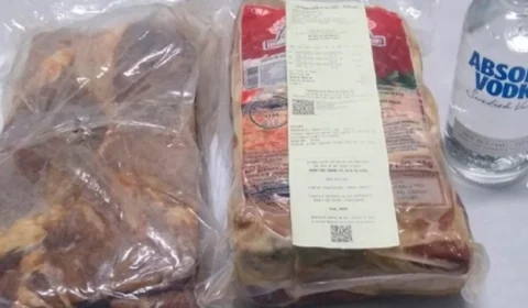 Homem é preso após roubar charque e vodca em supermercado, em Manaus