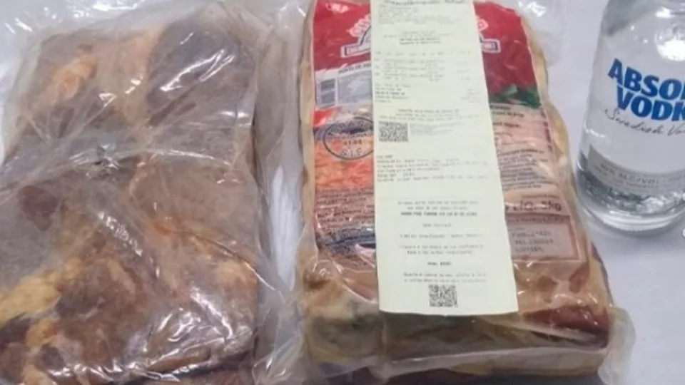 Homem é preso após roubar charque e vodca em supermercado, em Manaus