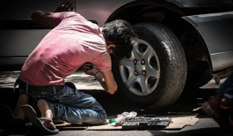 Estudo revela que carro esportivo atrai homens que pensam ter pênis pequeno
