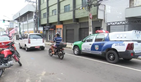 Homem morre e irmã fica ferida após serem baleados em um restaurante, em Manaus