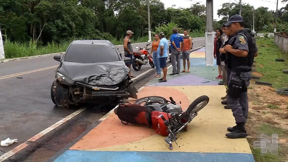 VÍDEO: motorista perde controle do carro e atropela motociclistas em Manaus