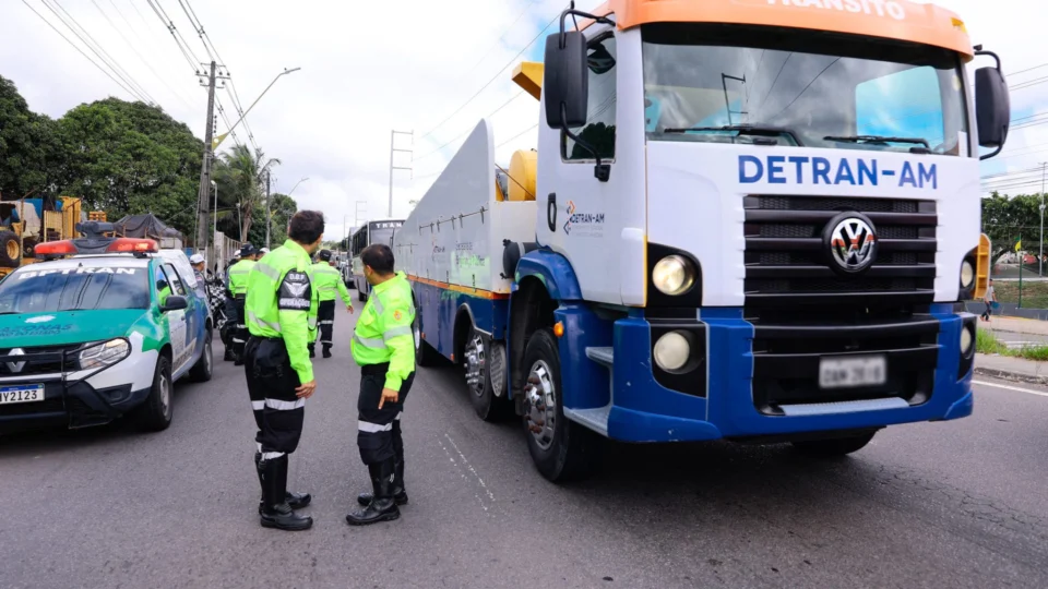 Operação de trânsito remove 15 veículos na Zona Leste de Manaus