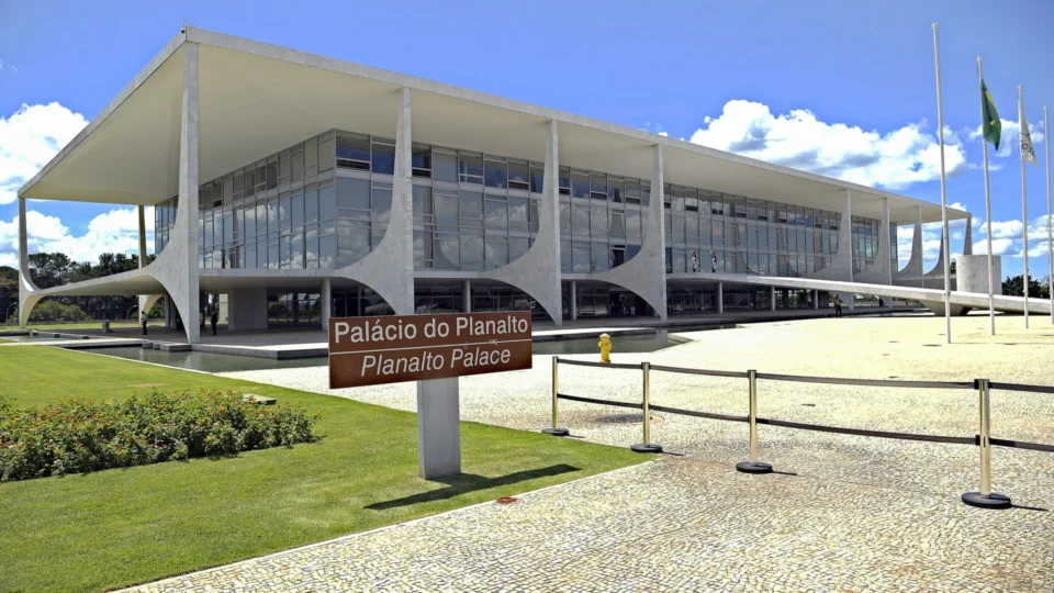 Lula marca reunião com ministros na sexta-feira e com governadores no fim de janeiro